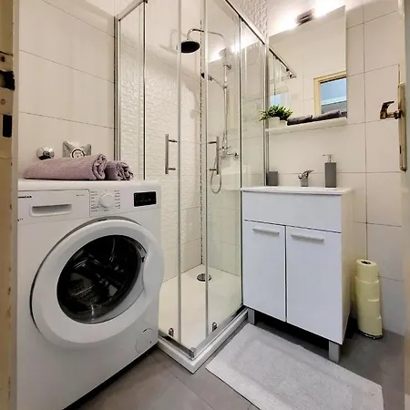 شقة Cozy With Balcony 10 Min From The
