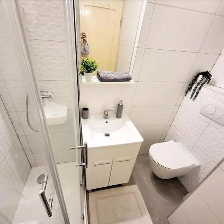 شقة Cozy With Balcony 10 Min From The *