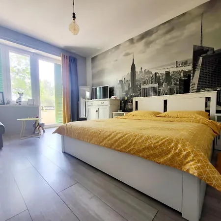 Cozy With Balcony 10 Min From The