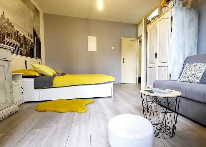Apartment Cozy With Balcony 10 Min From The