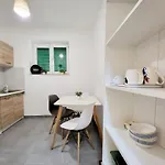 Apartmán Cozy With Balcony 10 Min From The