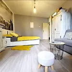 Apartmán Cozy With Balcony 10 Min From The